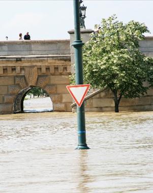 Magyarországon a legjelentősebb természeti eredetű kockázatot az ár- és belvíz-veszélyeztetettség jelenti.