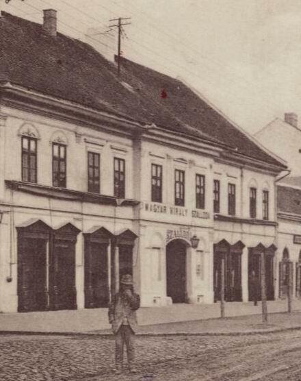 Feltételezhető, hogy sok képeslapról szépészeti okokból kiretusálták a házak tetőzetét is elcsúfító vezetéknyalábokat. A mai számozású Rákóczi fejedelem út 18. 11, 12.