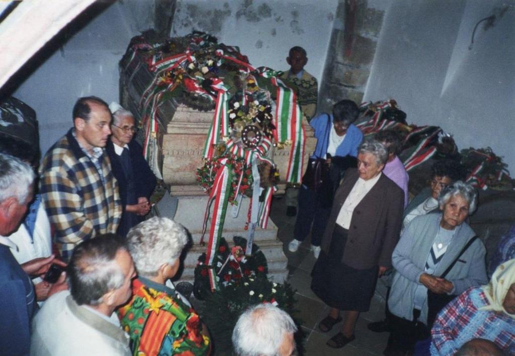 8 II. Rákóczi Ferenc sírjánál A fénykép készítésének helye: Kassa A fénykép készítésének éve: 2003. A 2000-res évek elején egyszer a vendége voltam Gubek Máriának, a csömöri gyülekezetfelügyelőjének.