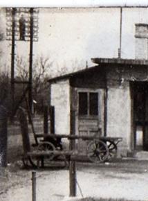 Az 1970-es évek közepéig a vasútvonal melletti távbeszélő oszlopsorok légvezetékein keresztül csatlakozott Balassagyarmat város távbeszélő hálózata a külvilághoz.