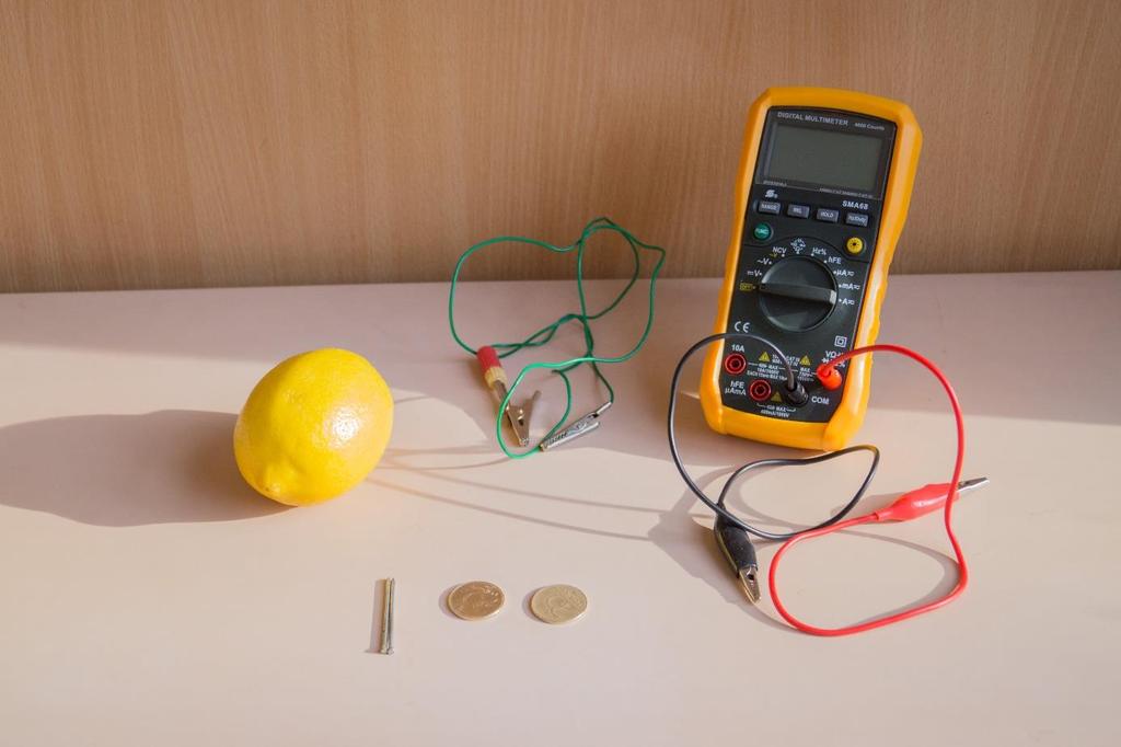 11. Elektromos áram Kísérlet: OH 22. Készítsen galvánelemet citrom és 2 különböző fémdarab segítségével! Vizsgálja az elem működésének jellemzőit soros kapcsolás esetén, illetve fogyasztóra kapcsolva!