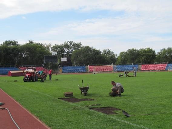 2017. évben elvégzett feladatok Városi stadion: A bajnokság végéig továbbra is folyamatosan tisztítottuk galambürüléktől szennyezett lelátó üléseit közfoglalkoztatottak segítségével.