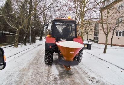 - Nyíregyháza Városalapító atyák szobrának környékén, Korona Szálló előtti terület szennyezett térköveinek vegyszeres tisztítása 1 997 e Ft A napi köztisztasági tevékenységek ellátásában átlagosan 17