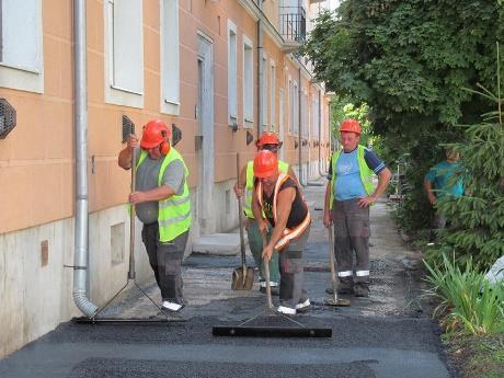 Az utak mélypontjait és nehezen járható szakaszait zúzott kővel, inert anyaggal, mart aszfalttal stabilizáltuk, melyet főállású dolgozóink átlagosan 5 fő, összesen 1 024,08 t zúzottkő, 744,82 t