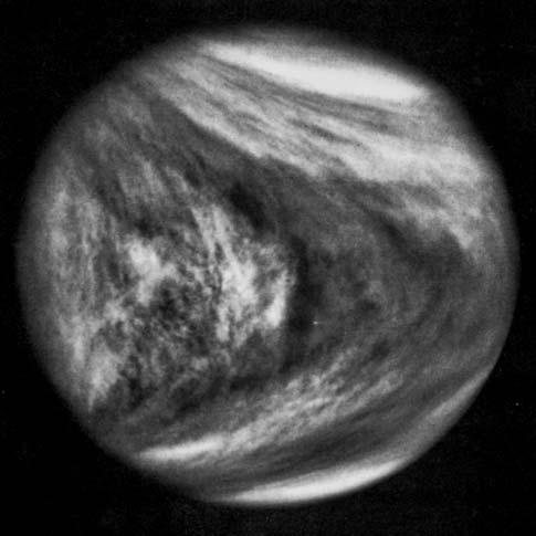 A Vénusz, ahogy ma látjuk 223 19. ábra. Az ultraibolya hullámhosszon készített felvételen a Vénusz felhõzete ragyogóan kirajzolja az egyenlítõre szimmetrikus légköri áramlásokat.
