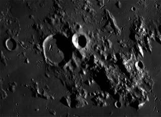 Kalendárium február 33 modell mellett, ezzel együtt a Tobias Mayer nem igazán illeszkedett bele a becsapódásos kráterek fôsorozatába.