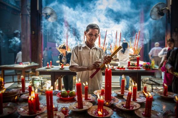 Egyik legfontosabb szent helyük a Thien Hau templom, ami 1780-as felépítése óta folyamatosan a mindennapi élet irányítója és legfőbb találkozóhelye a város kínai származású lakosságának.