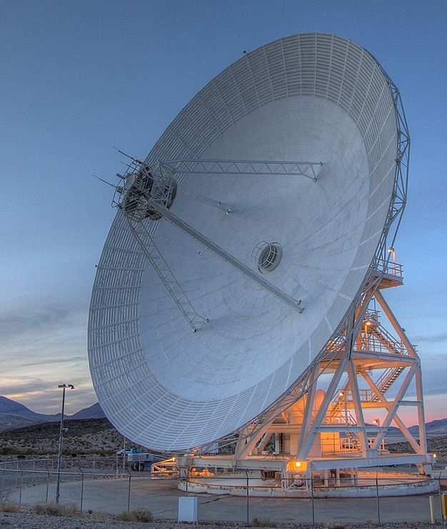 A NASA Deep Space Network (DSN) egyik 70 méter átmérőjű rádióantennája.