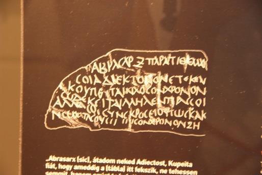 VIII. A kiállító teremben görög betűket is felfedezhettek az egyik tárlóban.