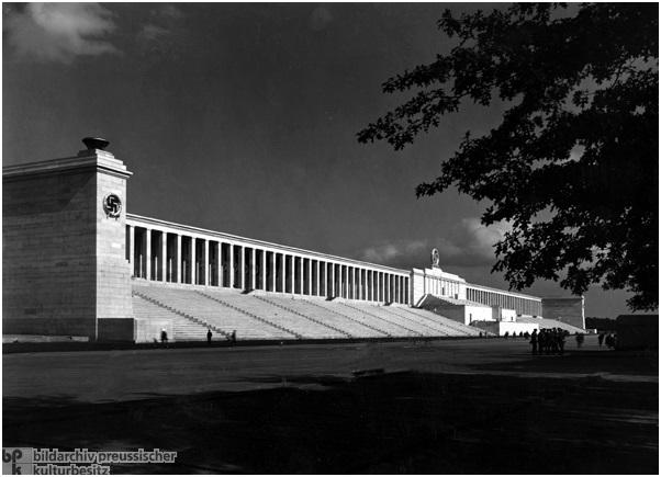 A Grandstand 1938-ban a nagy nürnbergi náci dísszemlék idejében így nézett ki: S most, a hellénisztika után jöjjön egy kis katolicizmus.