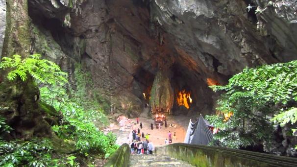 Kora reggeli indulás (7:30am) a szállodából. Két órás autóút (75km) Hanoi környékének hegyvidékén keresztül a Parfüm Pagoda völgyéig. 1.5 órás csónakút a Yen folyón a Trinh templom kapujáig.