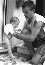 4.3.2. Moro reflex (átkaroló reflex) Ez a reflex születéskor is megfigyelhető és legkésőbb 7 hónapos korra el is tűnik.