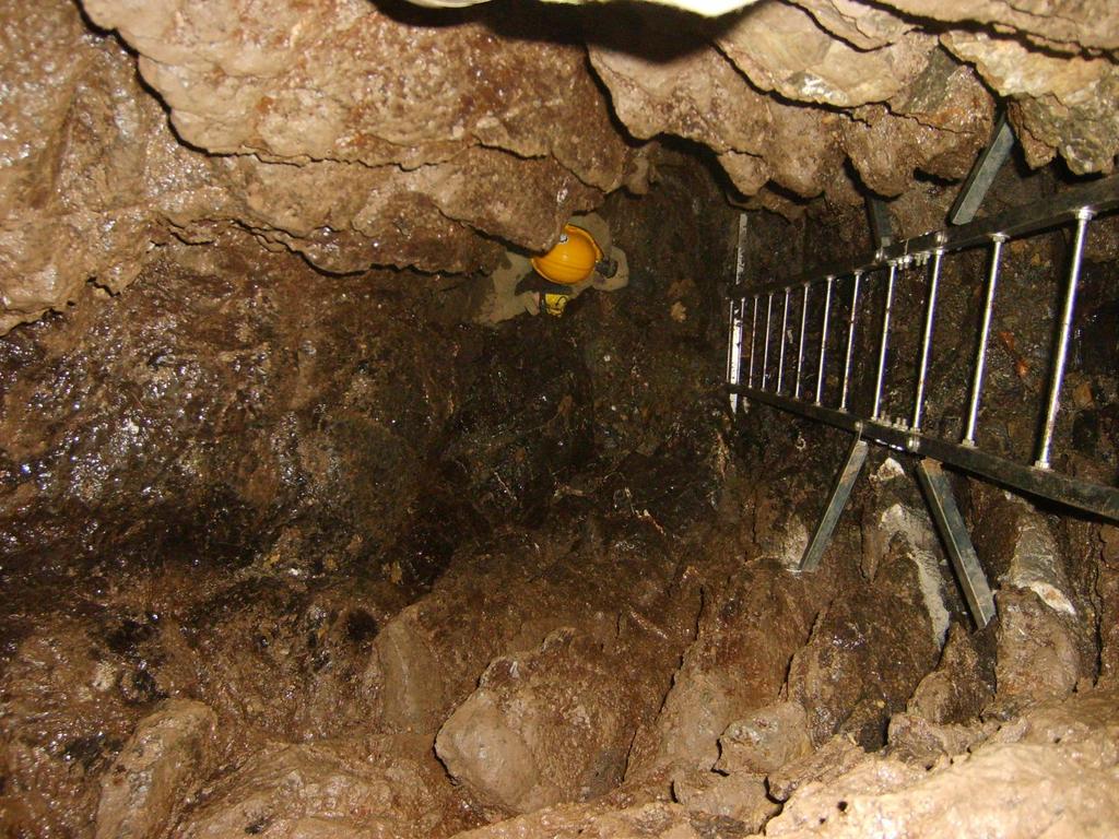 5. ÁLLAGMEGÓVÁS A Szuadó-barlangból minden kutatáshoz használt, s be nem épített holmit (vödrök, ácsolati deszkák) kihoztunk, mielőtt a barlangra tereltük a patakot.