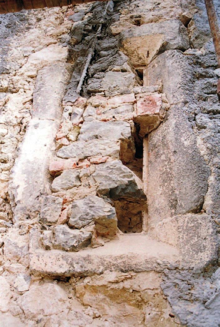 Odkryté ostenie okna na južnej fasáde lode Revealed window lining on the nave s southern façade Foto: M. Bóna,