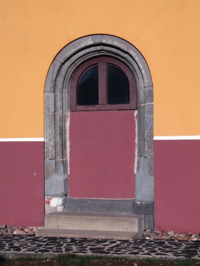 Zreštaurovaný gotický portál južnej fasády lode Reconstructed gothic portal of the nave s southern façade Foto: M. Bóna Zreštaurované gotické okno južnej fasády lode s podobizňou sv. Damiána od V.