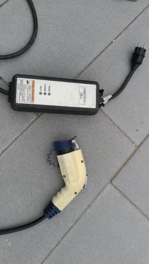 igénybevételt. A töltő kábelre van építve egy kis doboz is, ami a vezérlő elektronikát rejti. Ezen LED-ek, vagy egy kis kijelző mutatja a töltési folyamat pillanatnyi állapotát.