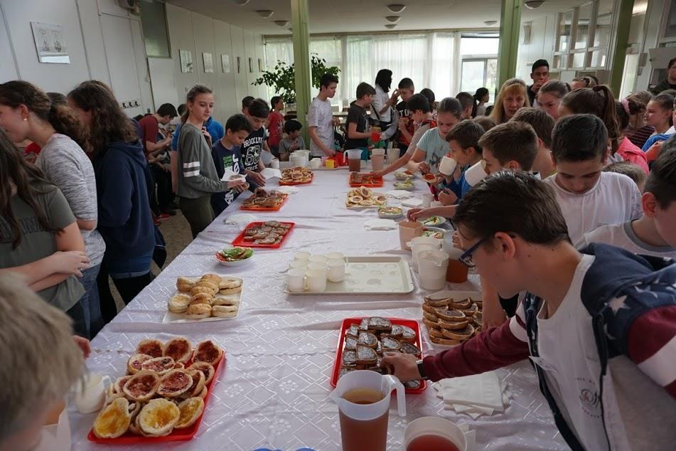 A vetélkedő után megvendégeltük a résztvevőket, és a legügyesebbek a nyeremények közül választhattak, de minden vendég kapott ajándékot, mely iskolánk 3D-s nyomtatójával készült.