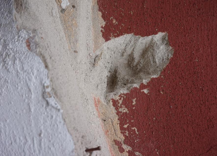 A jelenlegi és a közelmúltból származó festések alatt cementes habarcs található. 24.