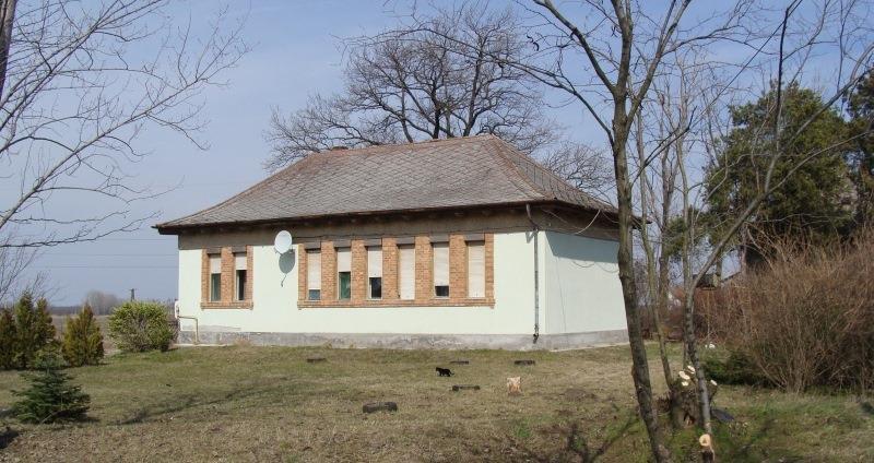 A Bojárhalmi iskola első tanító Sperlyák János volt, aki a megnyitástól kezdve 1880. decemberéig tanított itt.