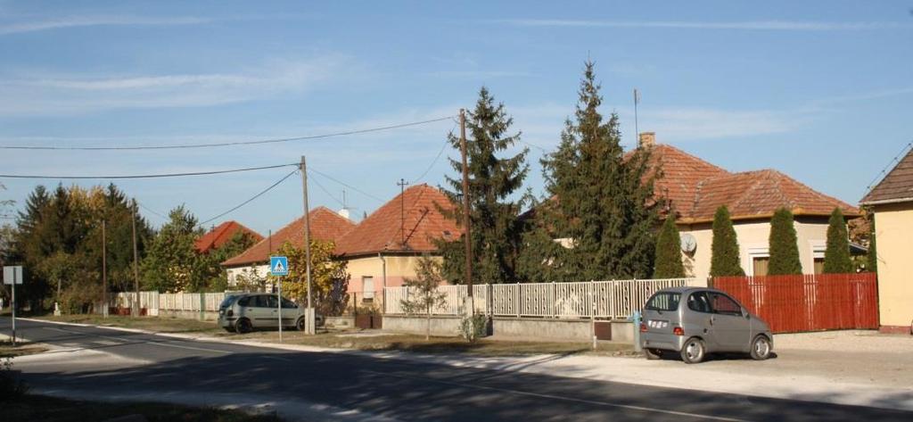 Ezért a bemutatásra kerülő lakóterületi utcaképek falusi kategóriába kerülnek.