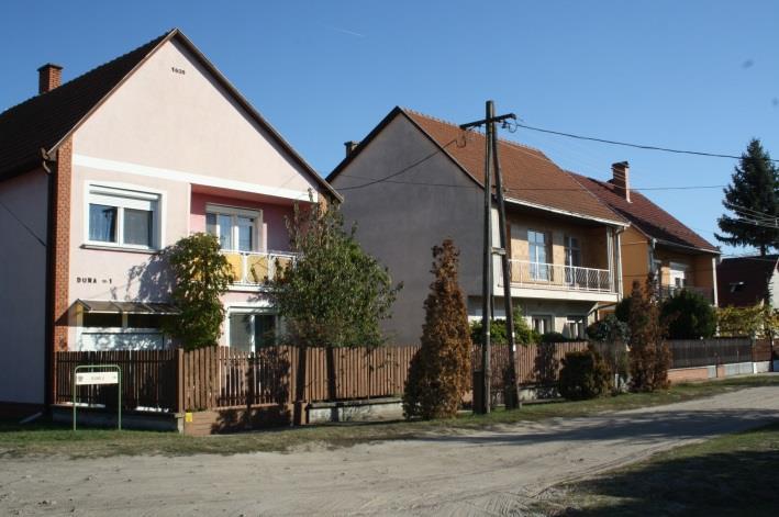 Utcával párhuzamos gerincű, emeletes lakóépületek