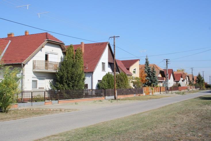 DUNA UTCA DÓZSA GYÖRGY ÚT Utcára merőleges gerincű