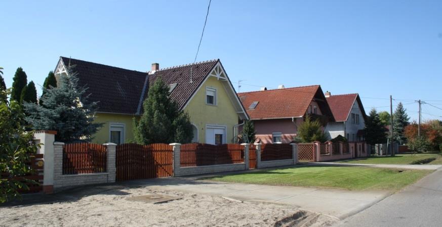 Utcára merőleges gerincű lakóépületek 1990-2000-es évekből További telekosztást követően a már sokkal