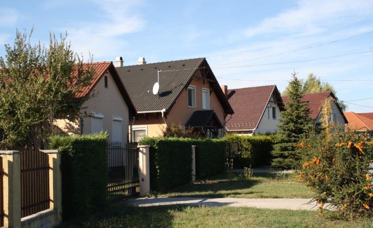 4 egymás melletti, utcára merőleges gerincű, tetőteres lakóépülettel, pl.