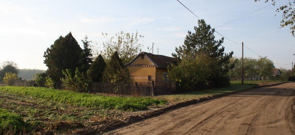 A főbb utcaszakaszokat 12 méteresre szabályozza a HÉSZ. A telkek fele kb.