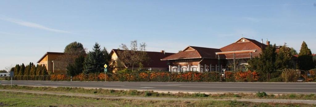 Nyugati részén jelenleg vendéglőt, hozzá tartozó