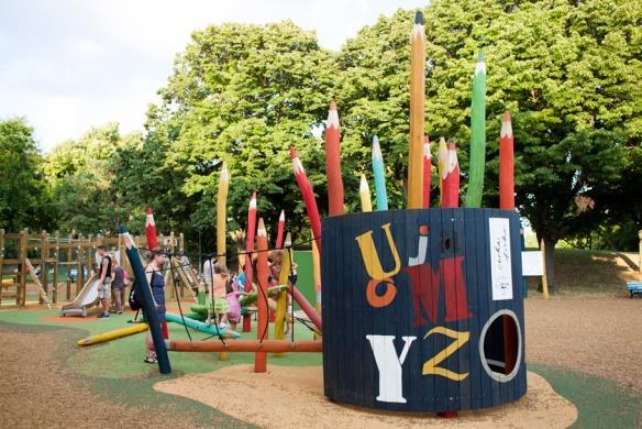 Javaslatok közparkok, közkertek kialakítására A közparkot az év minden szakában használják, ezért gondoskodni kell a park területén tavaszi-őszi virágdíszről, késő őszi termésről, télen örökzöld