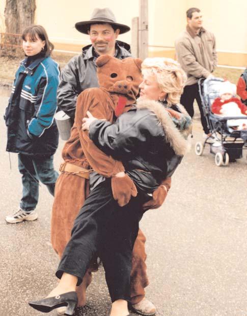 Liszka, 2000) Človek s