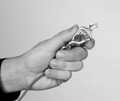 3 14 Telepítés Elektromos csatlakozások VIGYÁZAT: Rezgődobozos adagolórendszer beállításakor olvassa le a helyes feszültséget a rendszer azonosító táblájáról.