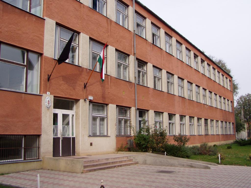 40 A Karacs Ferenc Gimnázium, Szakközépiskola, Szakiskola és Kollégium főépülete Szakiskolai nevelés oktatás: 90.