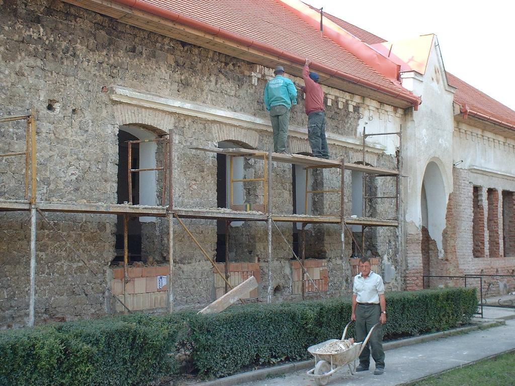 5 Felújítják a nádudvari Népi Kismesterségek, Szolgáltató mesterségek Szakiskolájának épületét A Sárréti kistérség közoktatási feladatellátást jellemző SWOT analízis: Erősségek: stabilitás és