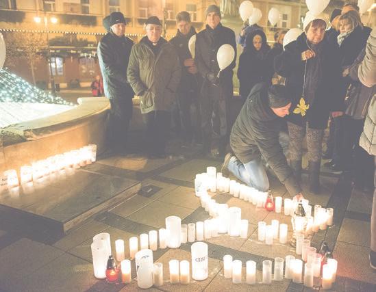kaposvári hírek 9 Emlékezés az elhunyt gyermekekre Minden évben, így karácsony előtt hagyománya van annak Kaposváron, hogy nemcsak az ünnepvárás jelképeként égnek a gyertyák a Kossuth téren, hanem
