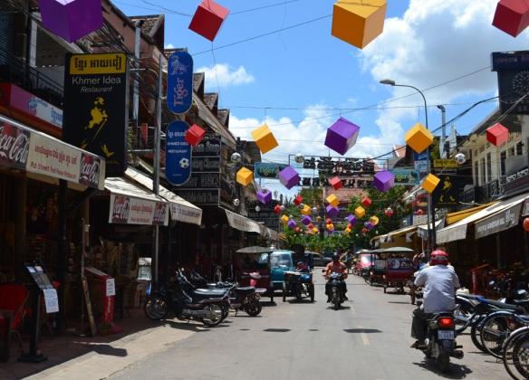 4. nap: Siem Reap és a Ton Le Sap tó elutazás ( étkezés:b/l/- ) Délelőtti programunk egy a várostól délre fekvő, a középkori kínai utazók által csak méretei miatt édesvízi tengernek nevezett tóhoz