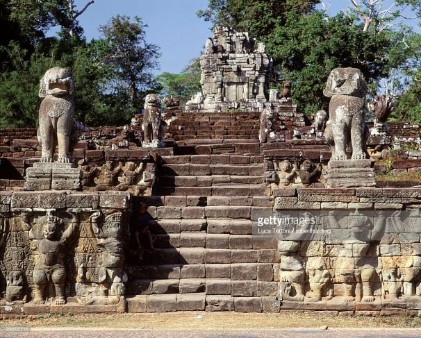 Délelőtti látogatásunk Angkor Thom-ot a 9 négyzetkilométer területű, csodálatos városkapukkal díszített falakkal körülvett királyi várost mutatja be.