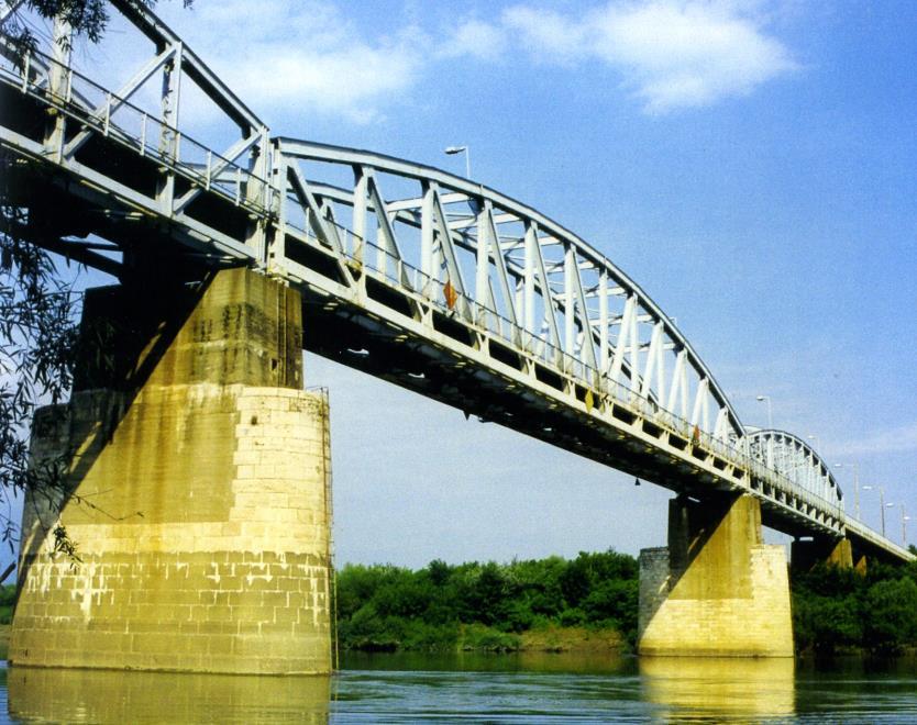 Az 1957-ben épült kiskörei Tisza-híd és az 1959-ben épült tokaji Tisza-híd
