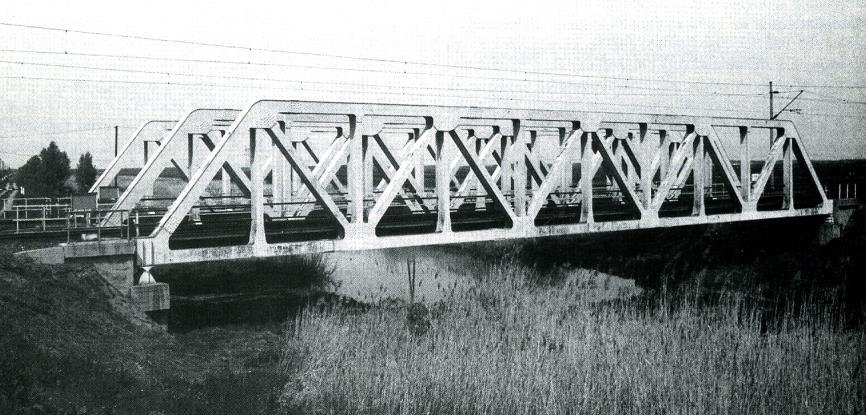 KÖZÚTI ÉS VASÚTI HIDAK TERVEZÉSE A 60-AS ÉVEKTŐL 1969-ben az apavári Hortobágy-híd már hegesztet kapcsolatokkal