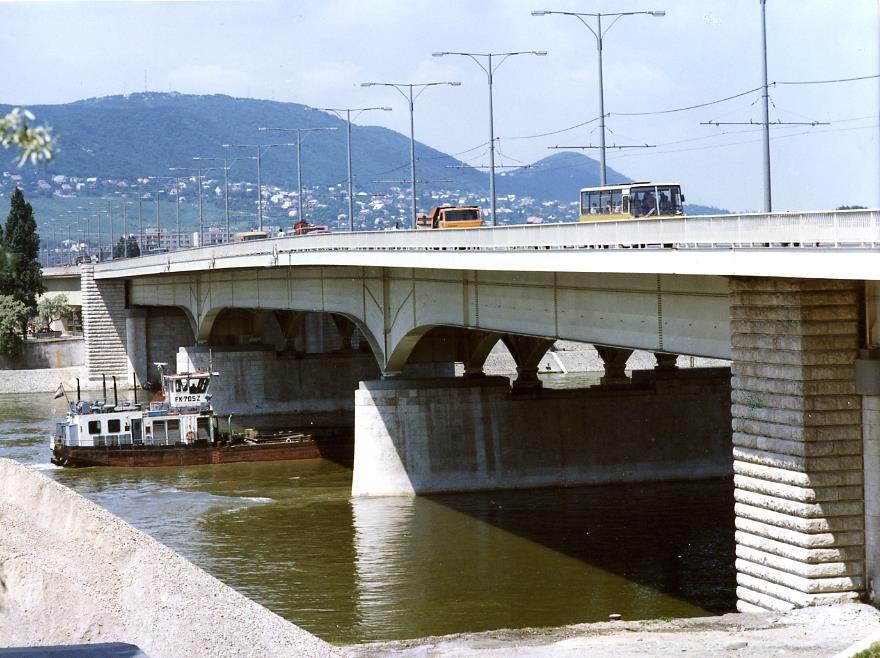 KÖZÚTI ÉS VASÚTI HIDAK TERVEZÉSE A 60-AS ÉVEKTŐL A nyolcvanas években a legfontosabb feladat kétségtelenül az Árpád-híd bővítése volt.