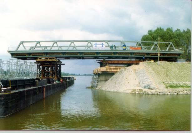 1988 Dunavarsányi Taksony vezér-híd 1999 A bajai Duna-hídnak az évtized elején épült konzoljai a megnövekedett közúti forgalom