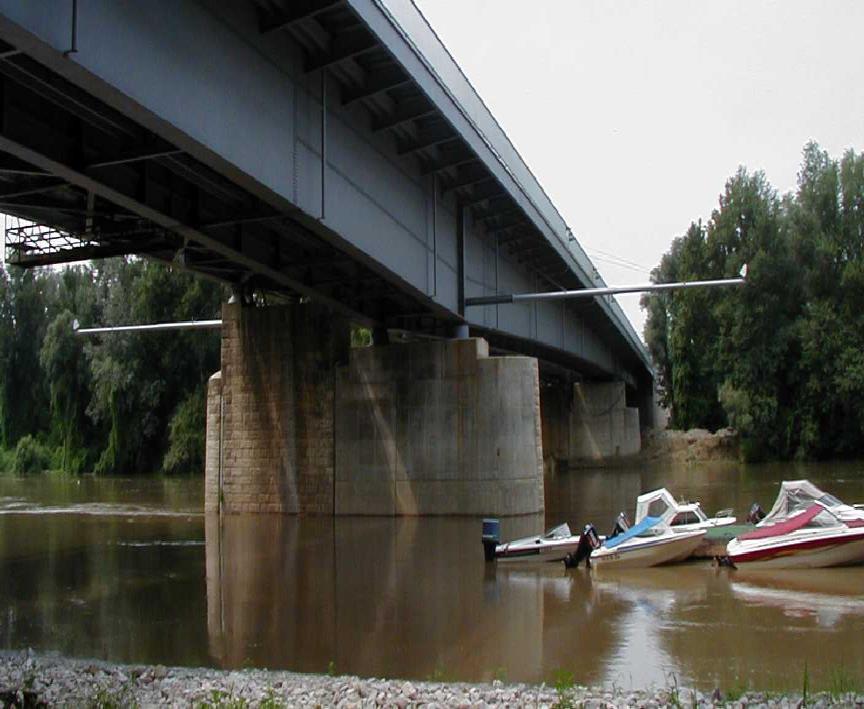 A régi, a továbbiakban már csak a vasutat szolgáló híd felújítását az MSC Kft