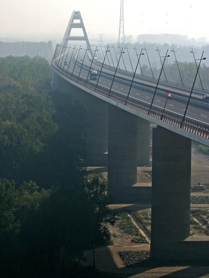 2007 A dunaújvárosi Pentele-híd FÖMTERV által tervezett ívszerkezete a magyarországi legnagyobb