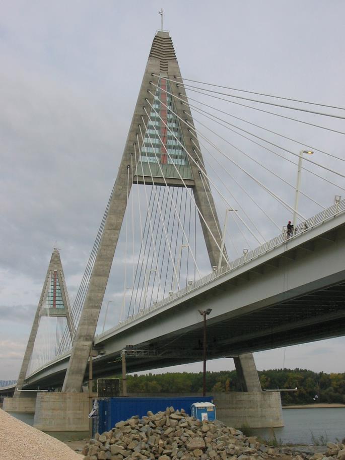 ÚJ KORSZAK - ÚJRA MAGÁN TERVEZŐ IRODÁK Új Duna-hidak tervezése 2008 A Megyeri-híd nagy-dunaág hídja Az első magyarországi ferdekábeles