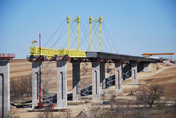 Megvalósulás alatt álló acélszerkezetű hidak A szebényi völgyhíd 850 m-es acélszerkezete már a végleges helyén áll.