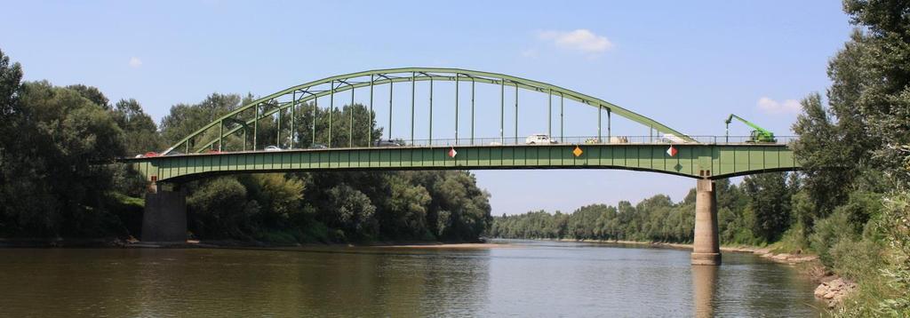 A HÍDCSATA A HELYREÁLLÍTÁS ÉVEI 1945-55 1949 A vásárosnaményi Tisza-híd Újjáépült hidak A tervezők korukat megelőzve teljesen hegesztett hidat terveztek, helyenként vastag (70 mm) lemezekből,