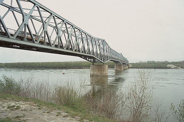 A HÍDCSATA A HELYREÁLLÍTÁS ÉVEI 1945-55 Újjáépült hidak 1948 Margit-híd 1952 Dunaföldvári