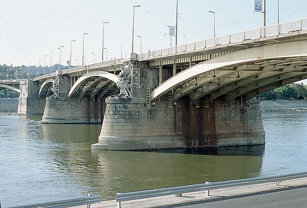 Duna-hidunk kivételével, ugyanis a budapesti Erzsébet-híd újjáépítése 1964-ben, az