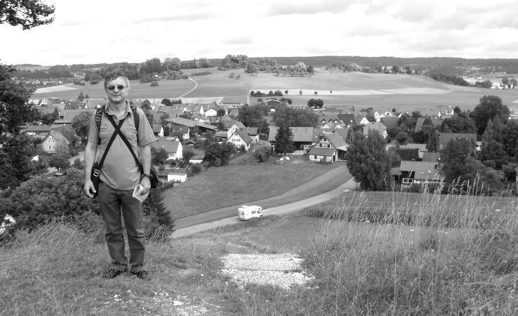 A szerző a Burgstall csúcsán 2008 nyarán. A völgyben Sontheim házai, mögöttük a központi csúcs dombja (Klosterberg). A kráter északi fala a látóhatáron emelkedik.